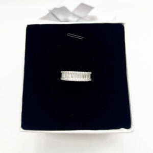 Baguette with side stones (all round)