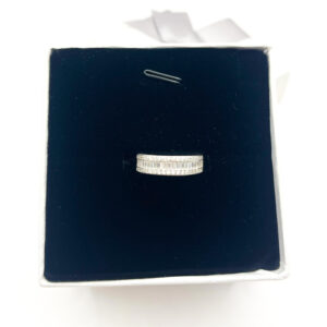 Baguette with side stones (half round)